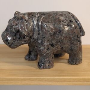 UV Reactive Yooperlite Hippo Carving